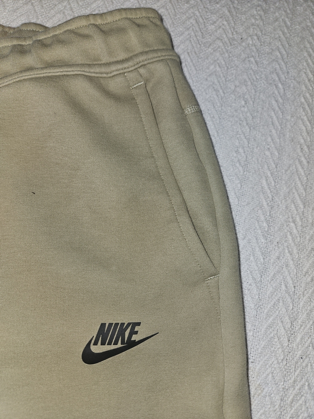 Nike Men’s Olive/Tan Athletic Shorts with Black Accents - Picture 4 of 5